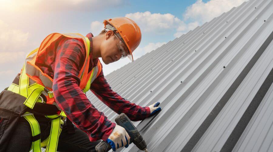 Professional gutter cleaning in Lanark, IL